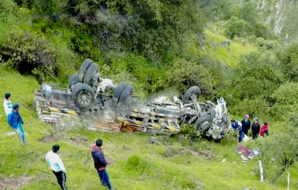 ACCIDENTE FATAL EN LA RUTA VILCABAMBA-CURASCO: UN MUERTO EN VOLCADURA DE CAMIÓN